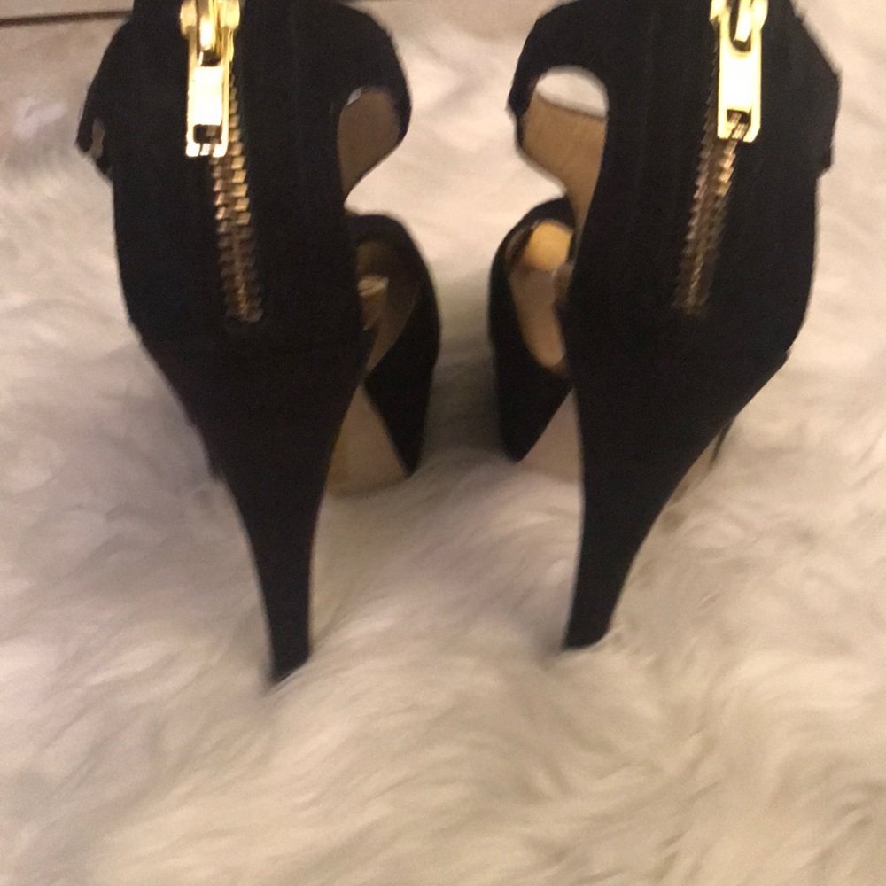 Heels - Picture 3 of 4